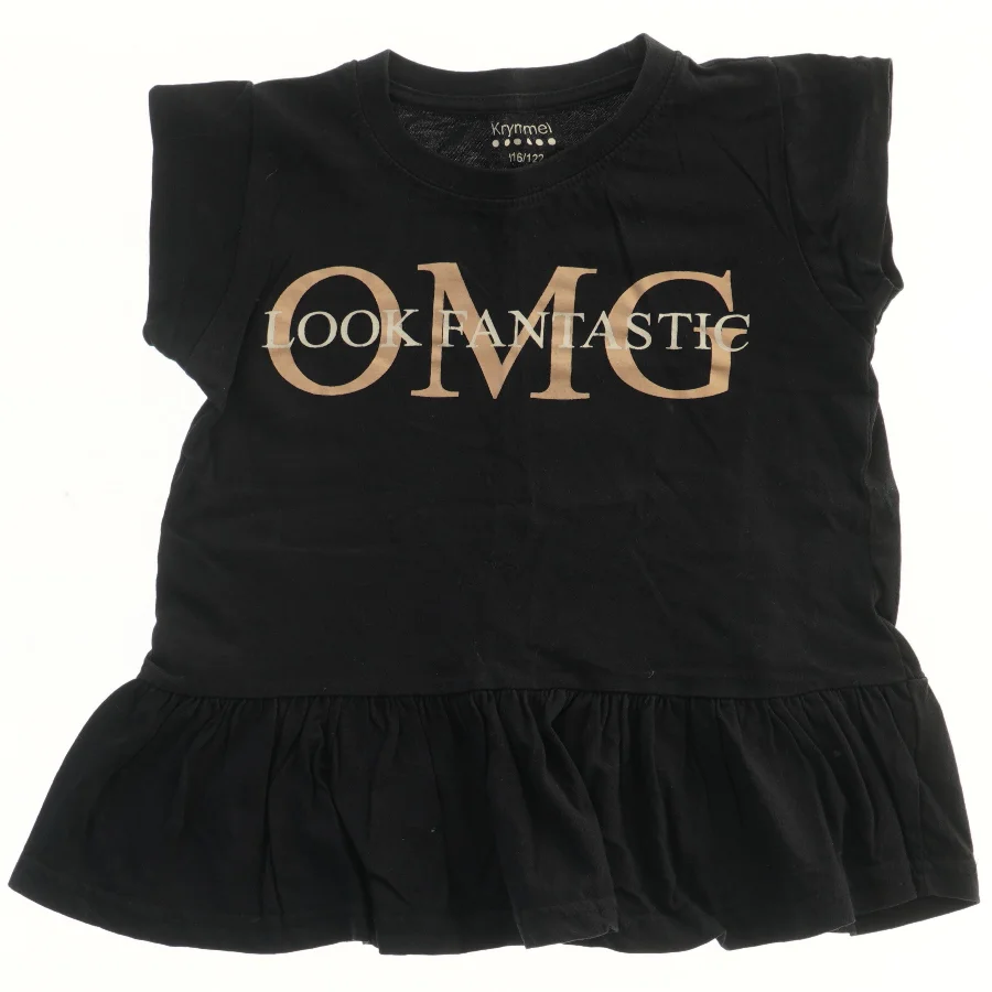 Sort kjole med tekst fra Krymmel (str. 116)