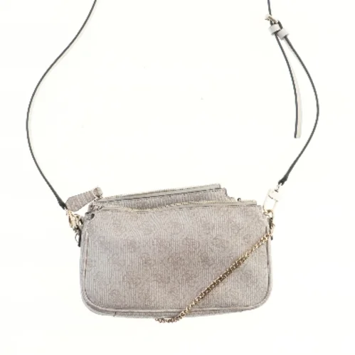 Guess skuldertaske fra Guess (str. 25,5x15 cm)