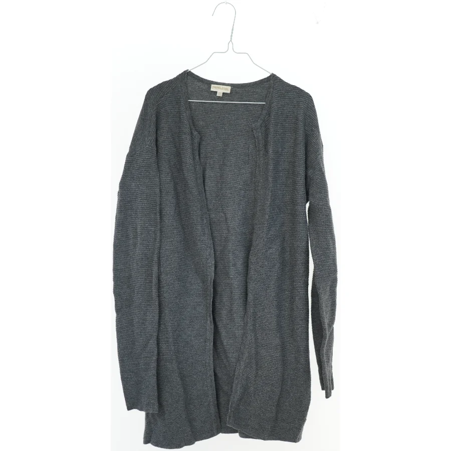 Grå cardigan fra Pomp de Lux (str. 152)