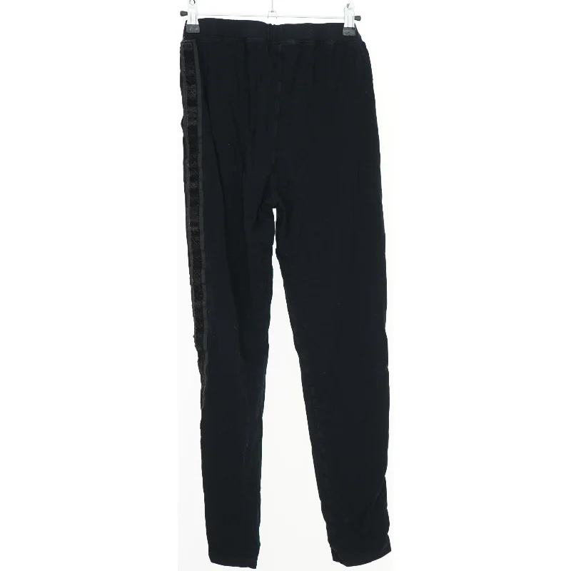 Sorte bukser med detaljer fra Pomp de Lux (str. 152)