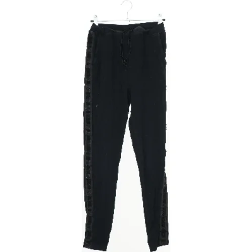 Sorte bukser med detaljer fra Pomp de Lux (str. 152)