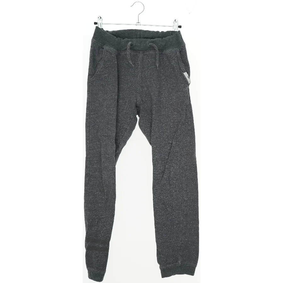 Grå sweatpants med lommer fra Name It (str. 152)