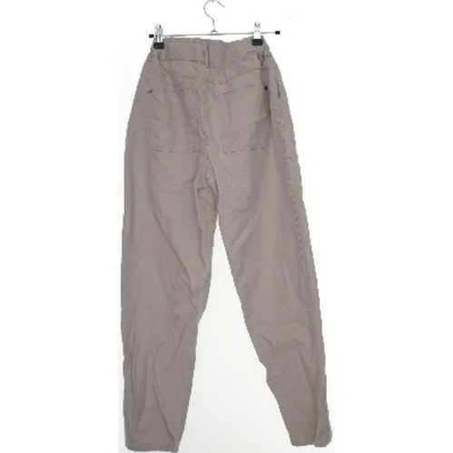 Bukser med knapper fra Pomp de Lux (str. 152)