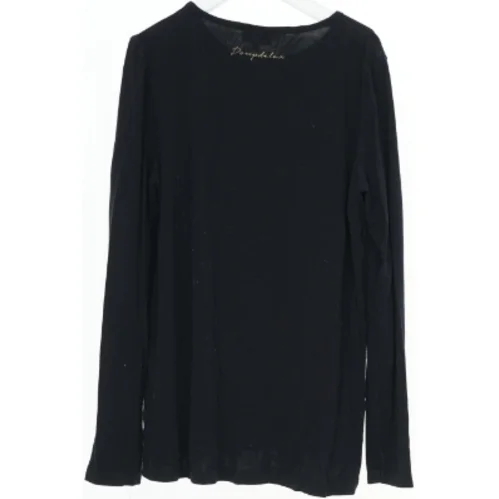 Langærmet sort bluse med dekoration fra Pomp de Lux (str. 152)