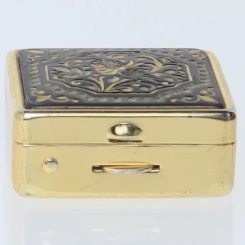 Lille dekorativt pilleæske (str. 1x2,5x2,5 cm)