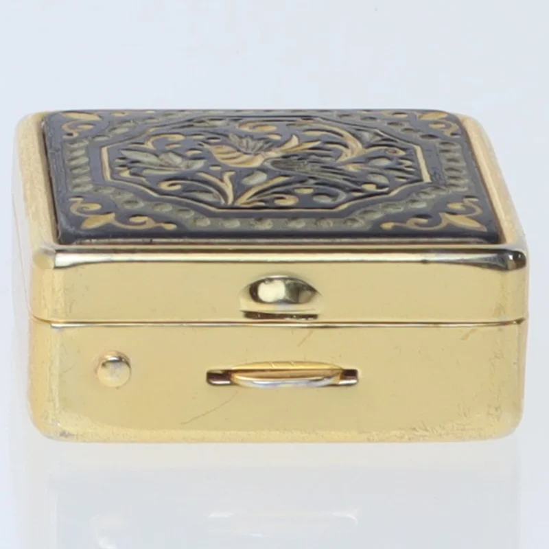 Lille dekorativt pilleæske (str. 1x2,5x2,5 cm)