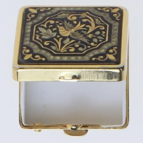 Lille dekorativt pilleæske (str. 1x2,5x2,5 cm)