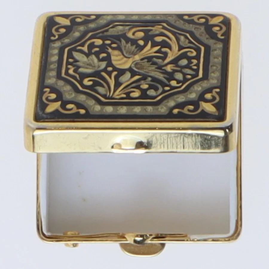 Lille dekorativt pilleæske (str. 1x2,5x2,5 cm)