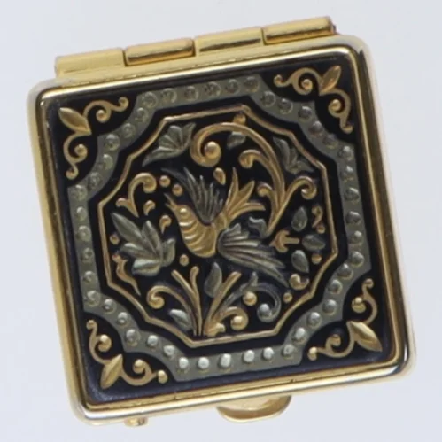 Lille dekorativt pilleæske (str. 1x2,5x2,5 cm)