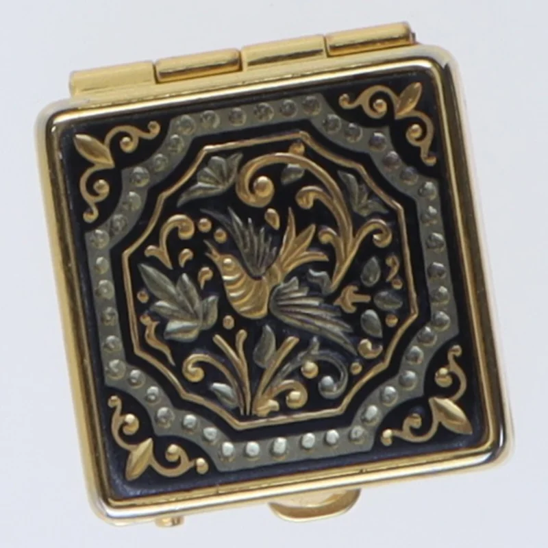 Lille dekorativt pilleæske (str. 1x2,5x2,5 cm)