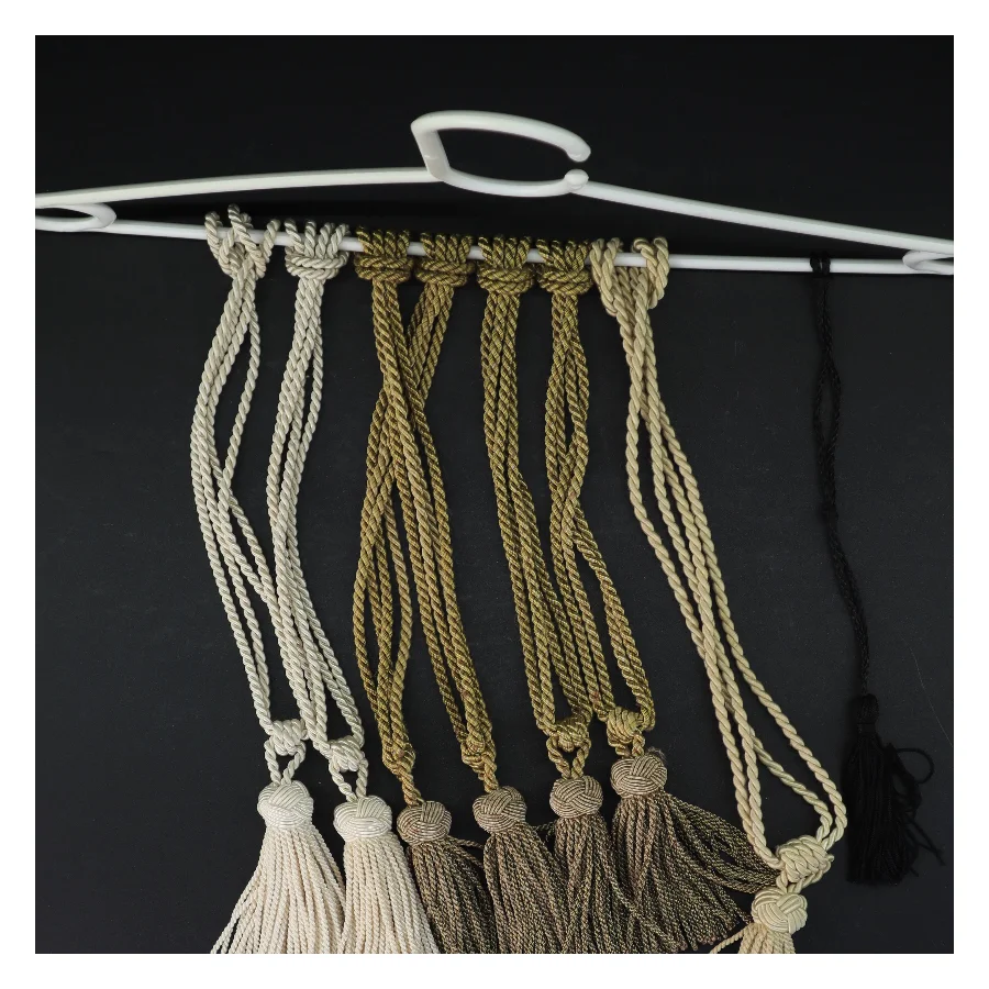 Gardinholdere med kvaster (str. 43 cm)