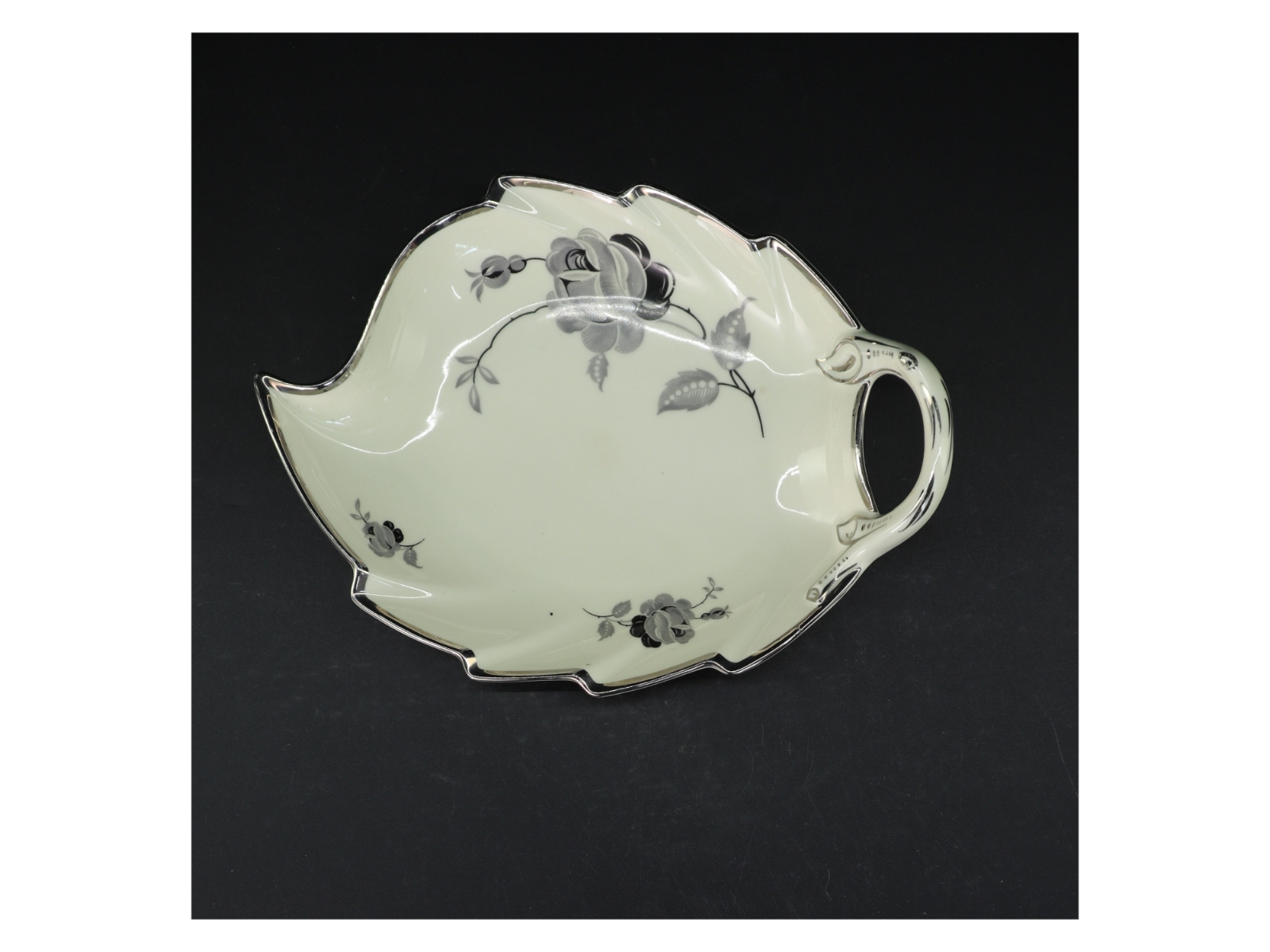 Porcelæn fad med sort rose mønster fra KPM (str. 29x22 cm)