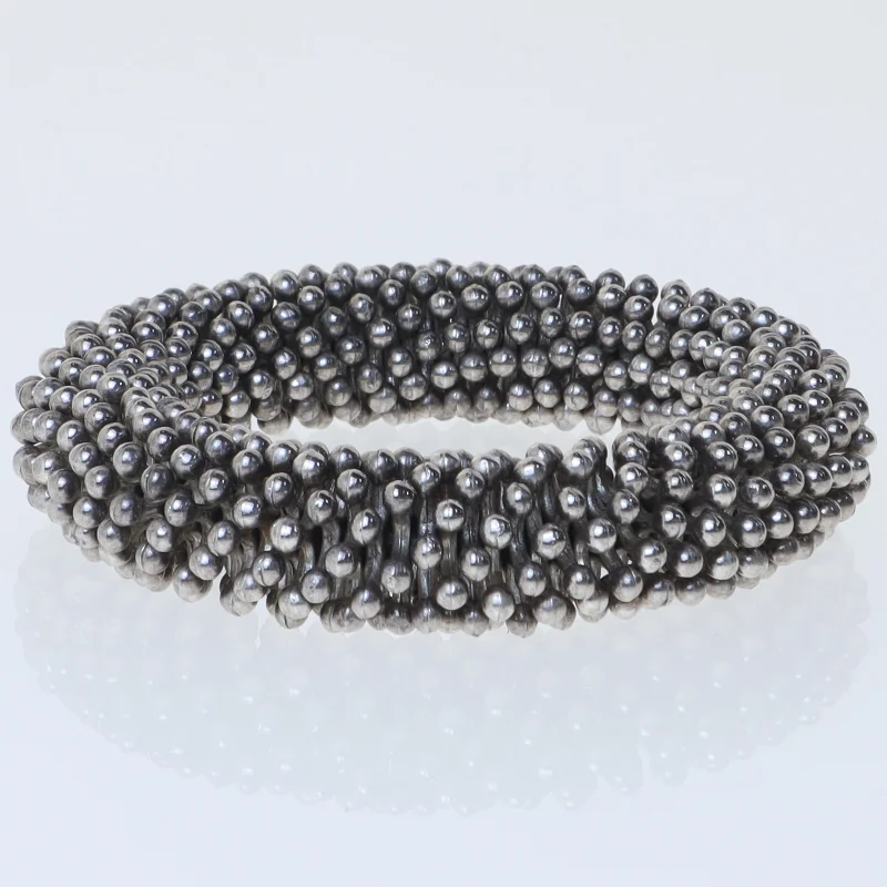 Sølvfarvet kuglearmebånd (str. Ø 6 cm)
