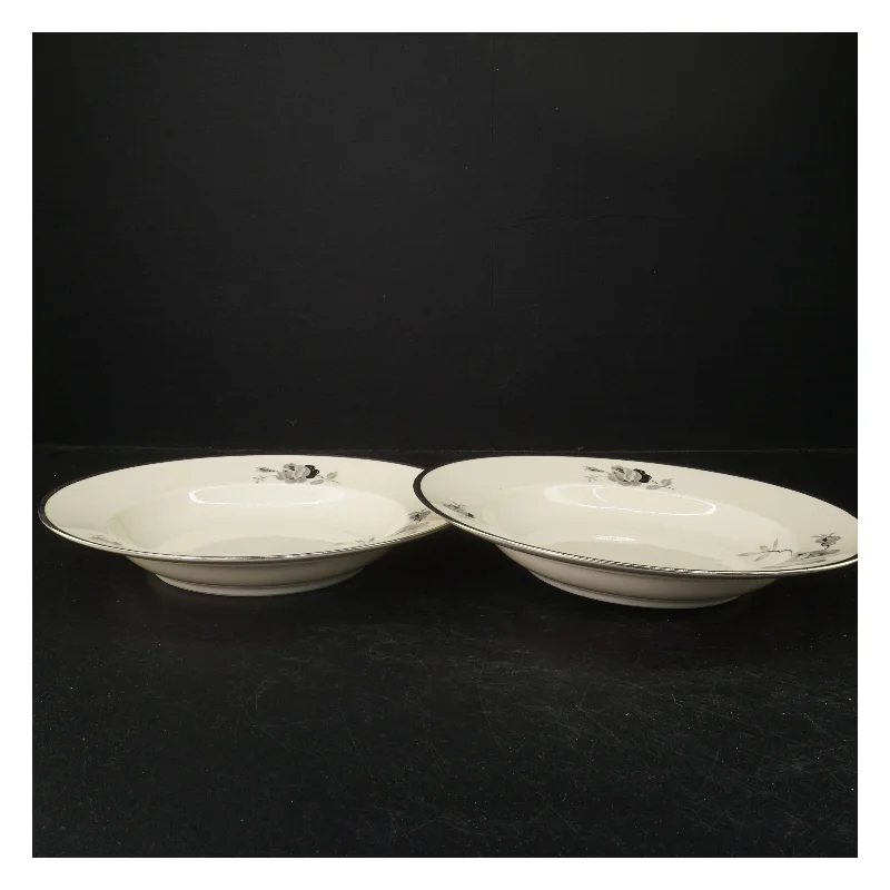 Porcelænstallerkner med sort rose fra KPM (str. Ø. 26 cm)