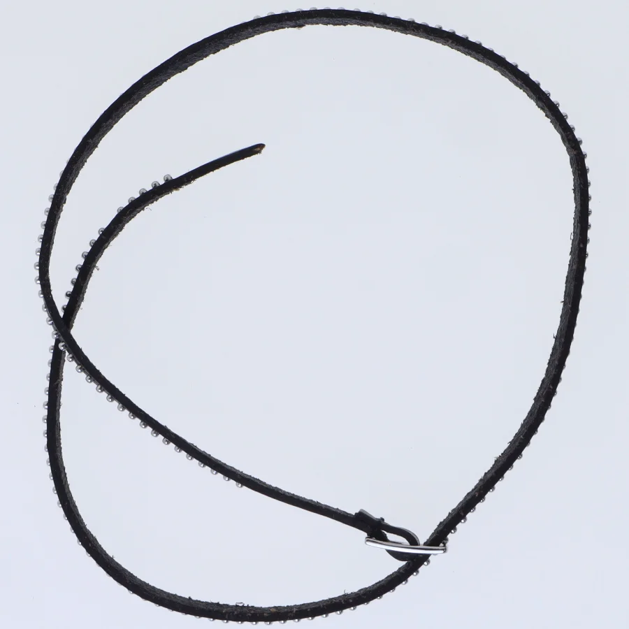 Sort armbånd med metalnitter (str. 57 cm)