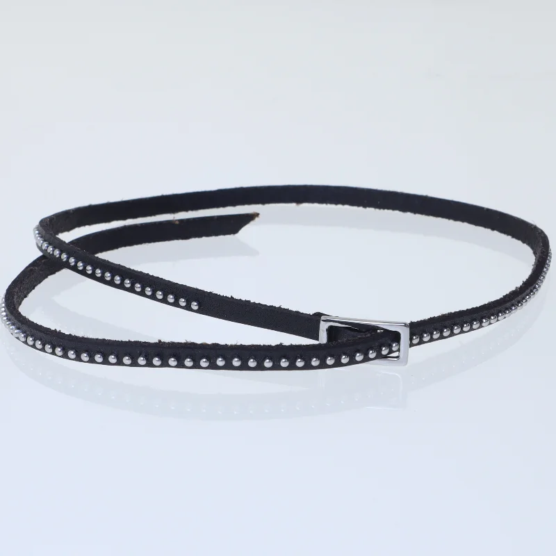 Sort armbånd med metalnitter (str. 57 cm)