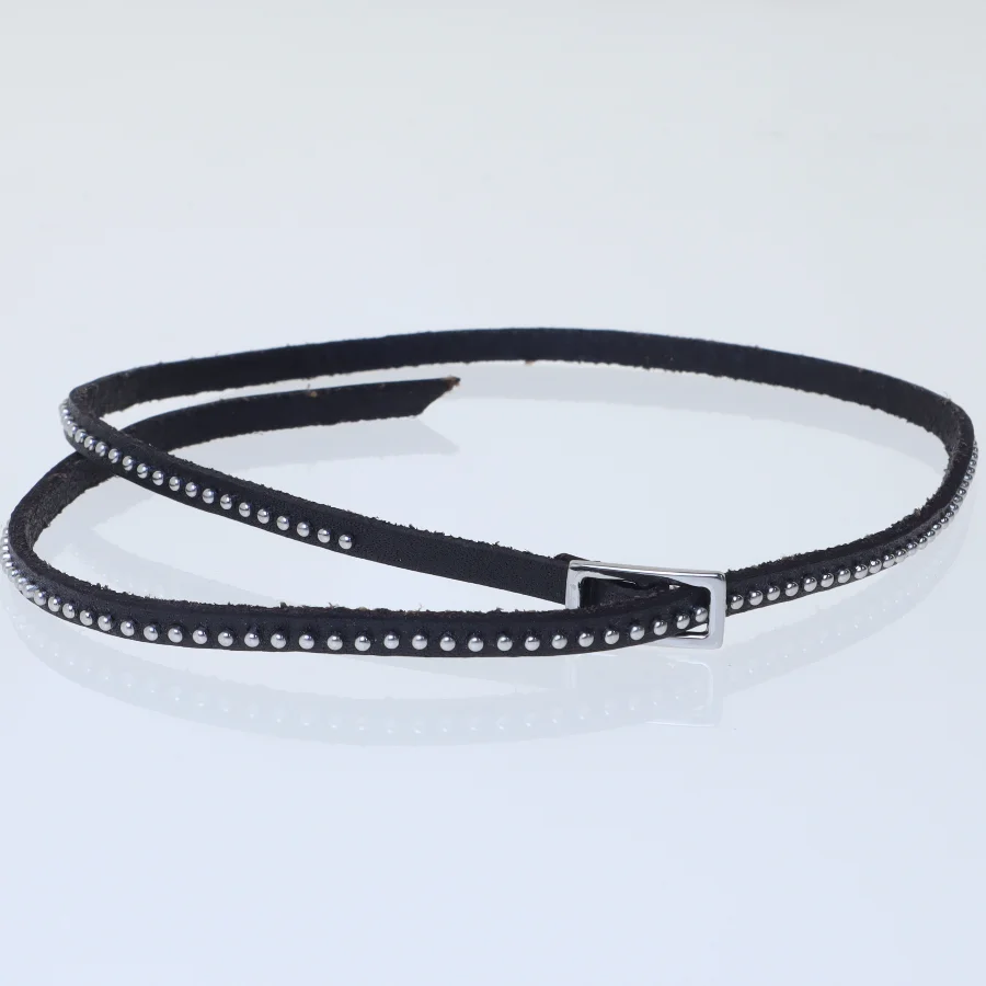 Sort armbånd med metalnitter (str. 57 cm)