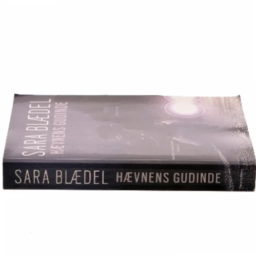 Hævnens gudinde : krimi af Sara Blædel (Bog)