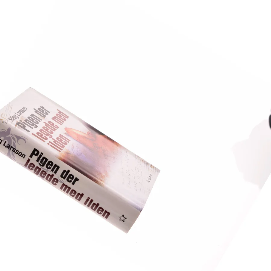 Pigen Der Legede Med Ilden af Larsson, Stieg (Bog)