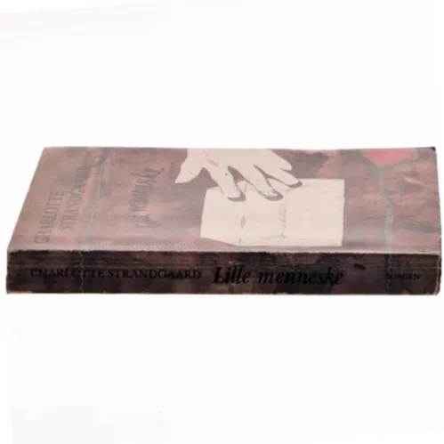 Paperback roman 'Lille menneske' af Charlotte Strandgaard