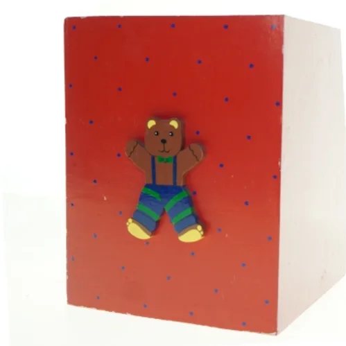 Rød trækasse med bamse figur (str. 32 x 26 cm)
