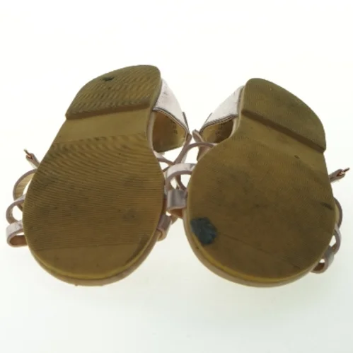 Sølvfarvede sandaler med pynt fra H&M (str. 33 )