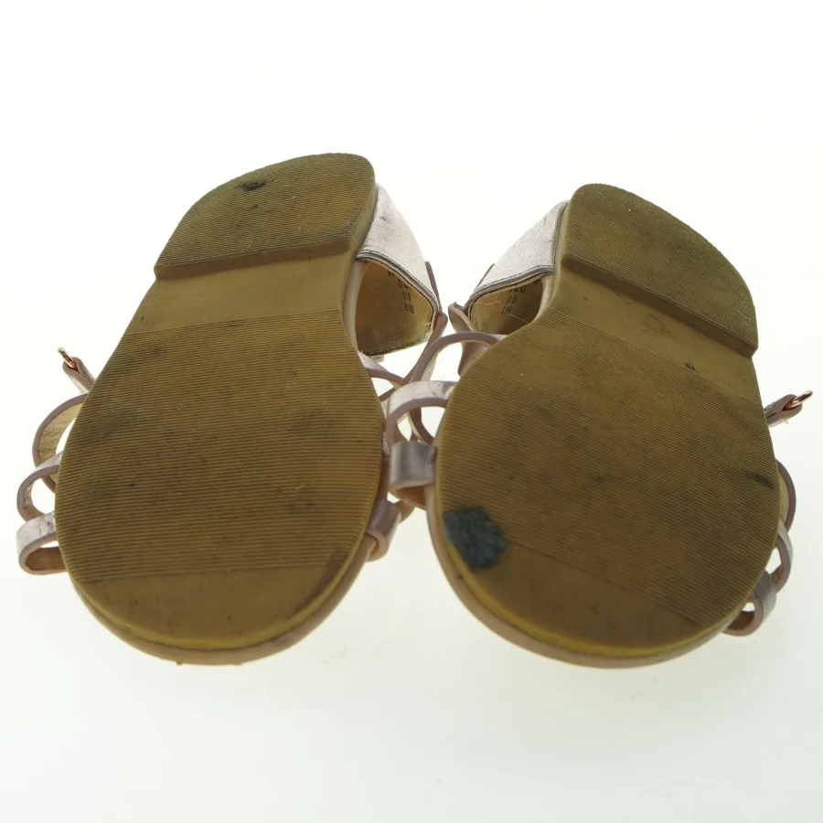 Sølvfarvede sandaler med pynt fra H&M (str. 33 )