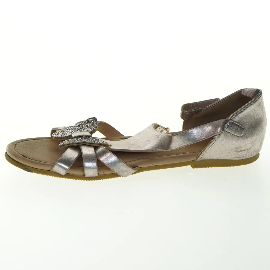 Sølvfarvede sandaler med pynt fra H&M (str. 33 )