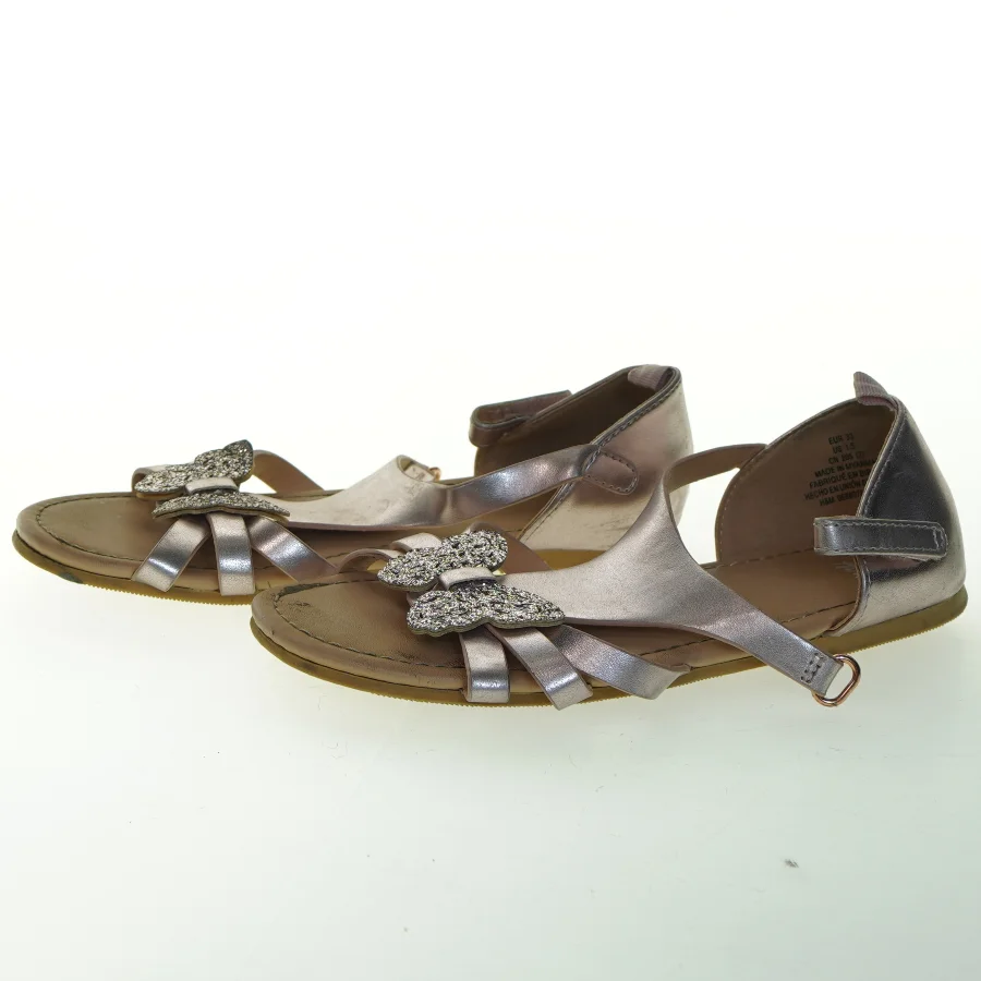 Sølvfarvede sandaler med pynt fra H&M (str. 33 )