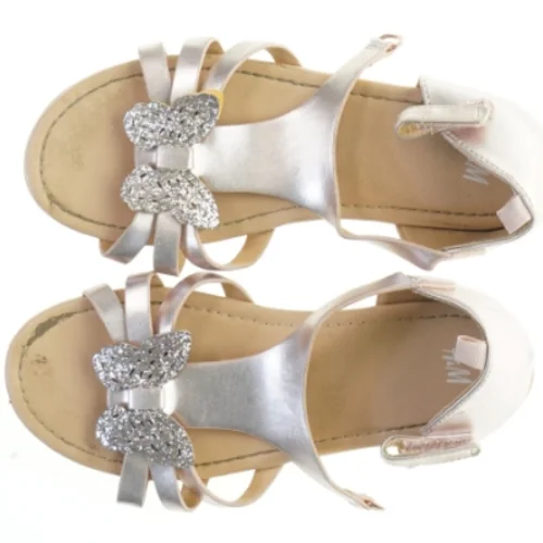 Sølvfarvede sandaler med pynt fra H&M (str. 33 )