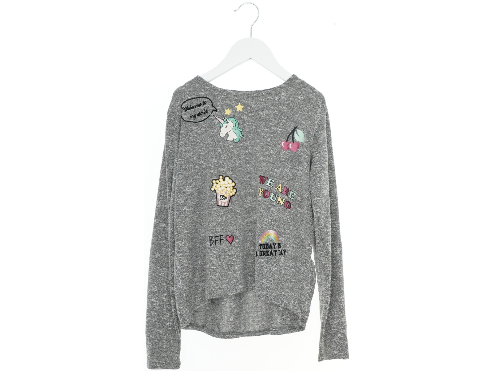Grå bluse med farverige illustrationer fra H&M (str. 146)