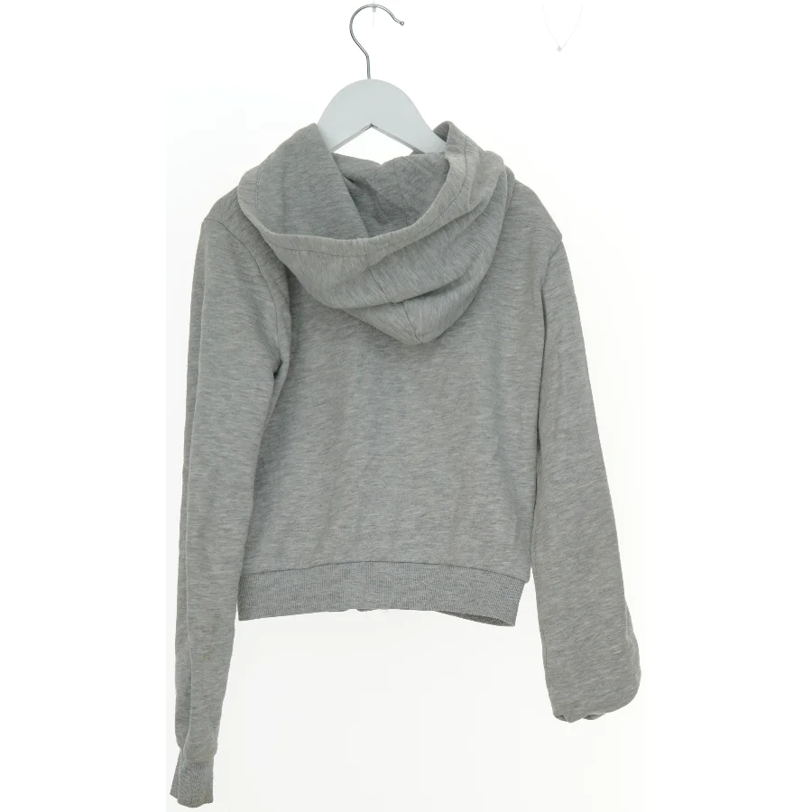 Grå hættetrøje med bogstaver fra H&M (str. 152)