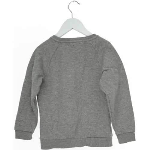 Grå sweatshirt med 'HEY' tryk fra Name It (str. 116)