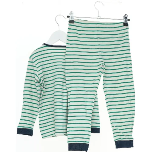 Stribet pyjamas med bukser fra Grüner Knopf (str. 116)