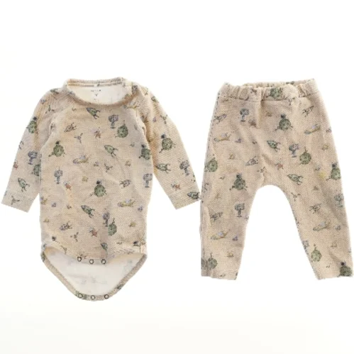 Børneheldragt og bukser med tryk fra Name It (str. 74)