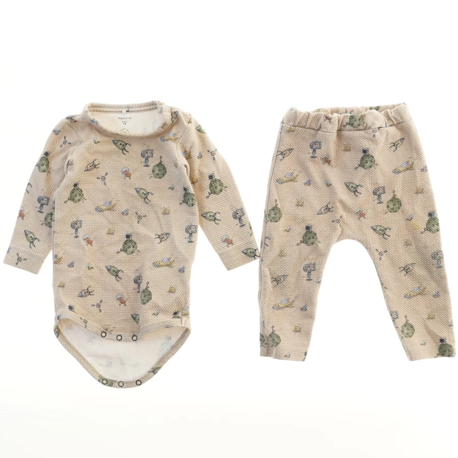 Børneheldragt og bukser med tryk fra Name It (str. 74)