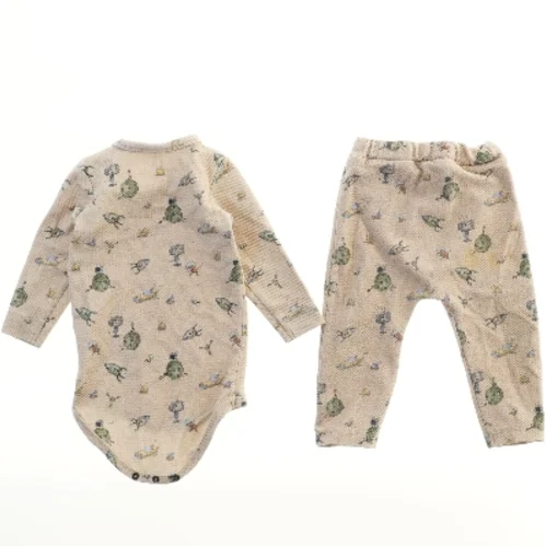 Børneheldragt og bukser med tryk fra Name It (str. 74)