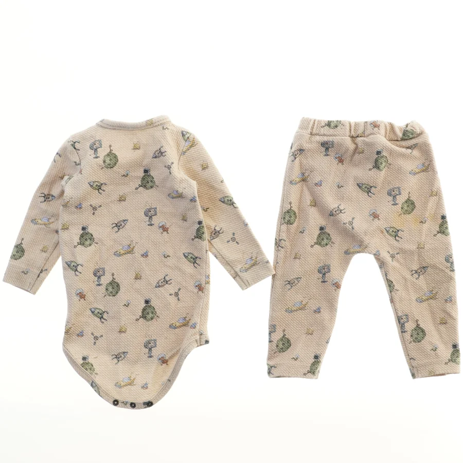 Børneheldragt og bukser med tryk fra Name It (str. 74)