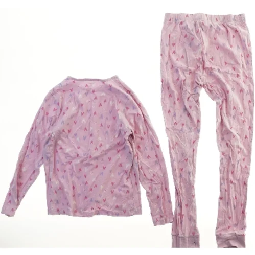 Sæt med natbluse og natbukser med hjerter fra Name It (str. 140)