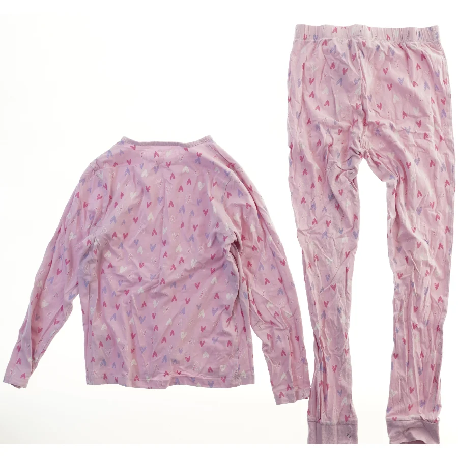 Sæt med natbluse og natbukser med hjerter fra Name It (str. 140)