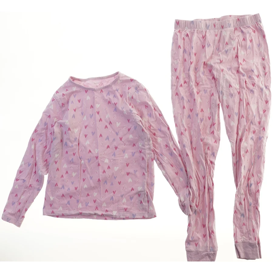 Sæt med natbluse og natbukser med hjerter fra Name It (str. 140)