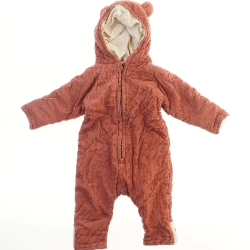 Flyverdragt i fløjl med hætte fra Konges Sløjd (str. 68)