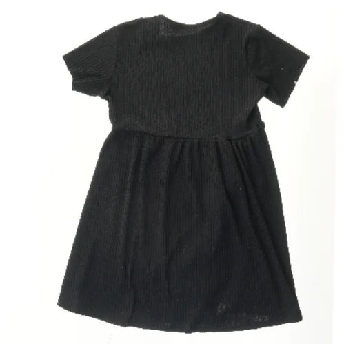 Kortærmet Sort Kjole fra Boohoo (str.  størrelse 36 cm)