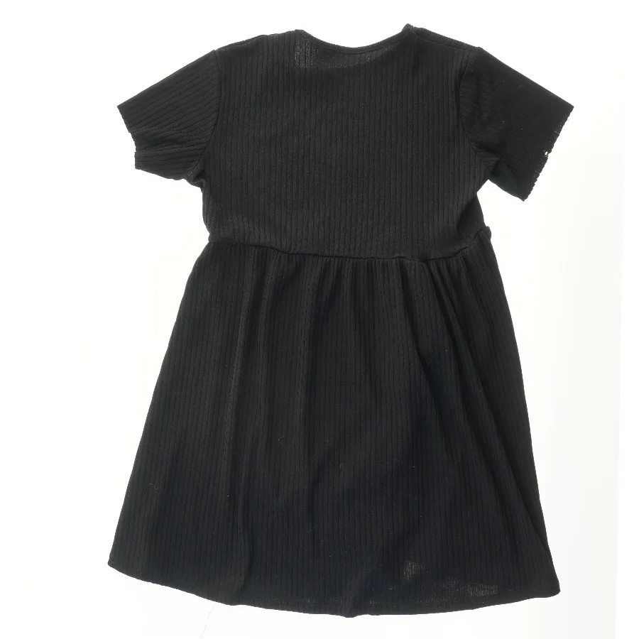 Kortærmet Sort Kjole fra Boohoo (str.  størrelse 36 cm)