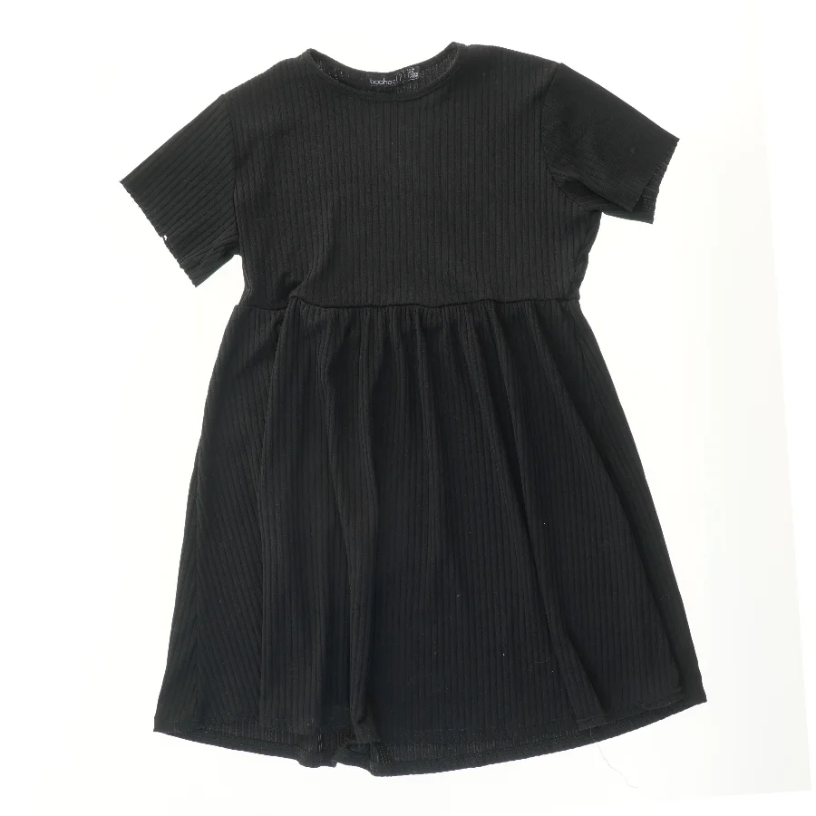 Kortærmet Sort Kjole fra Boohoo (str.  størrelse 36 cm)