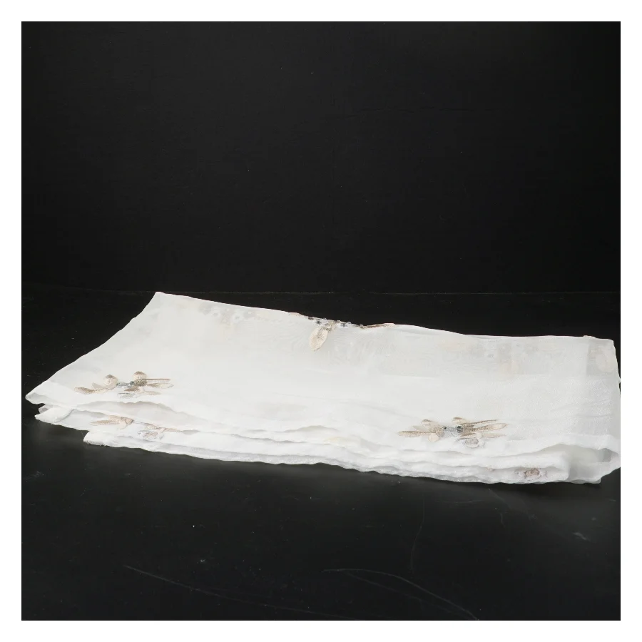 Broderet bordløber med blomster fra Lene Bjerre Design (str. 128x41 cm)