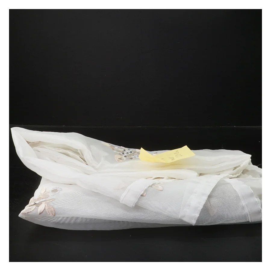 Lene Bjerre dug med blomsterbroderi (str. 220x130 cm)