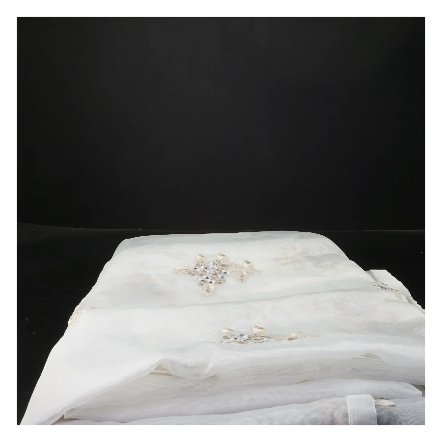 Lene Bjerre dug med blomsterbroderi (str. 220x130 cm)