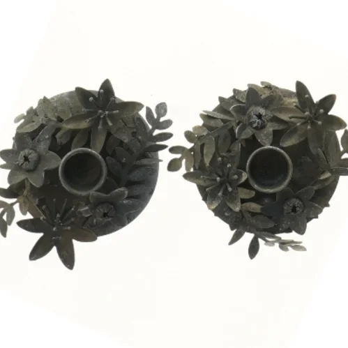 Dekorative fyrfadsstager i blomstermetaldesign fra Søstrene Grene (str. Ø 9 cm)