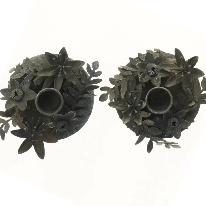 Dekorative fyrfadsstager i blomstermetaldesign fra Søstrene Grene (str. Ø 9 cm)